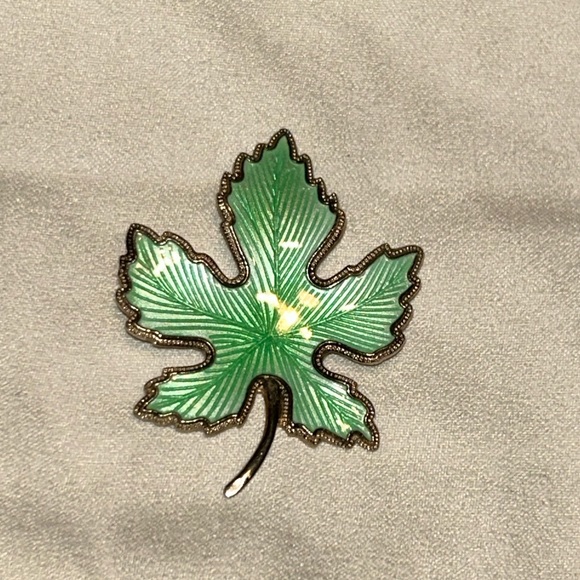 green maple leaf enamled brooch pin - Picture 1 of 4